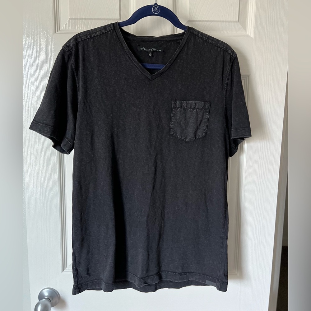 Kenneth Cole tee. Sz medium. Faded look and shoulder and pocket make this unique